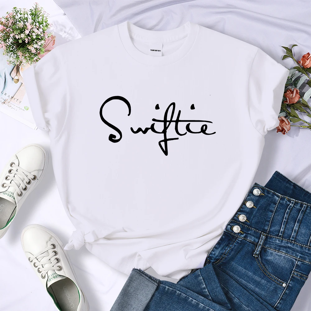 Swiftie Retro Y2K Tshirt Mulheres de Verão Respirável Top de Cultura Hip Hop Casual Esporte Tee Roupa de Suor Frio Macio T-Shirt das Mulheres